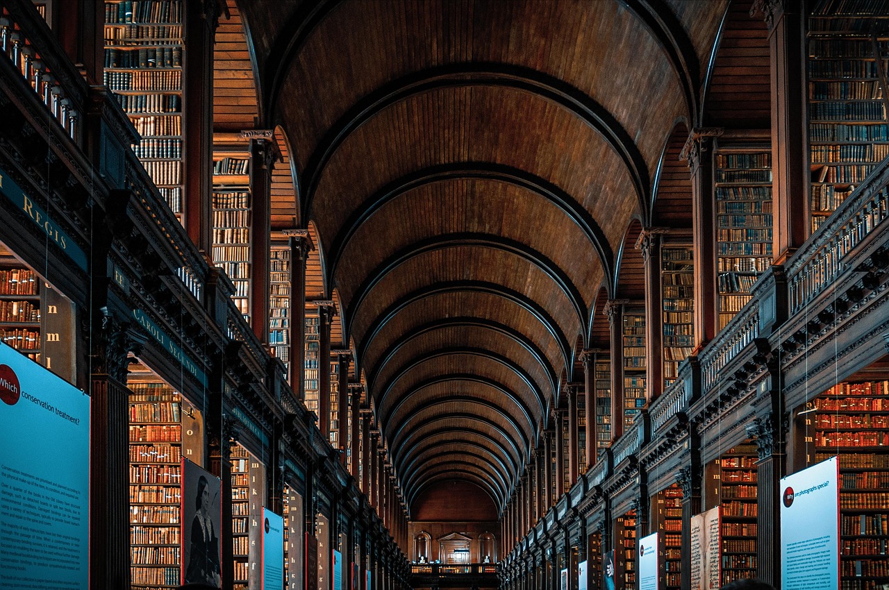 Bibliothèque ancienne, symbole de recherche et d'étude.